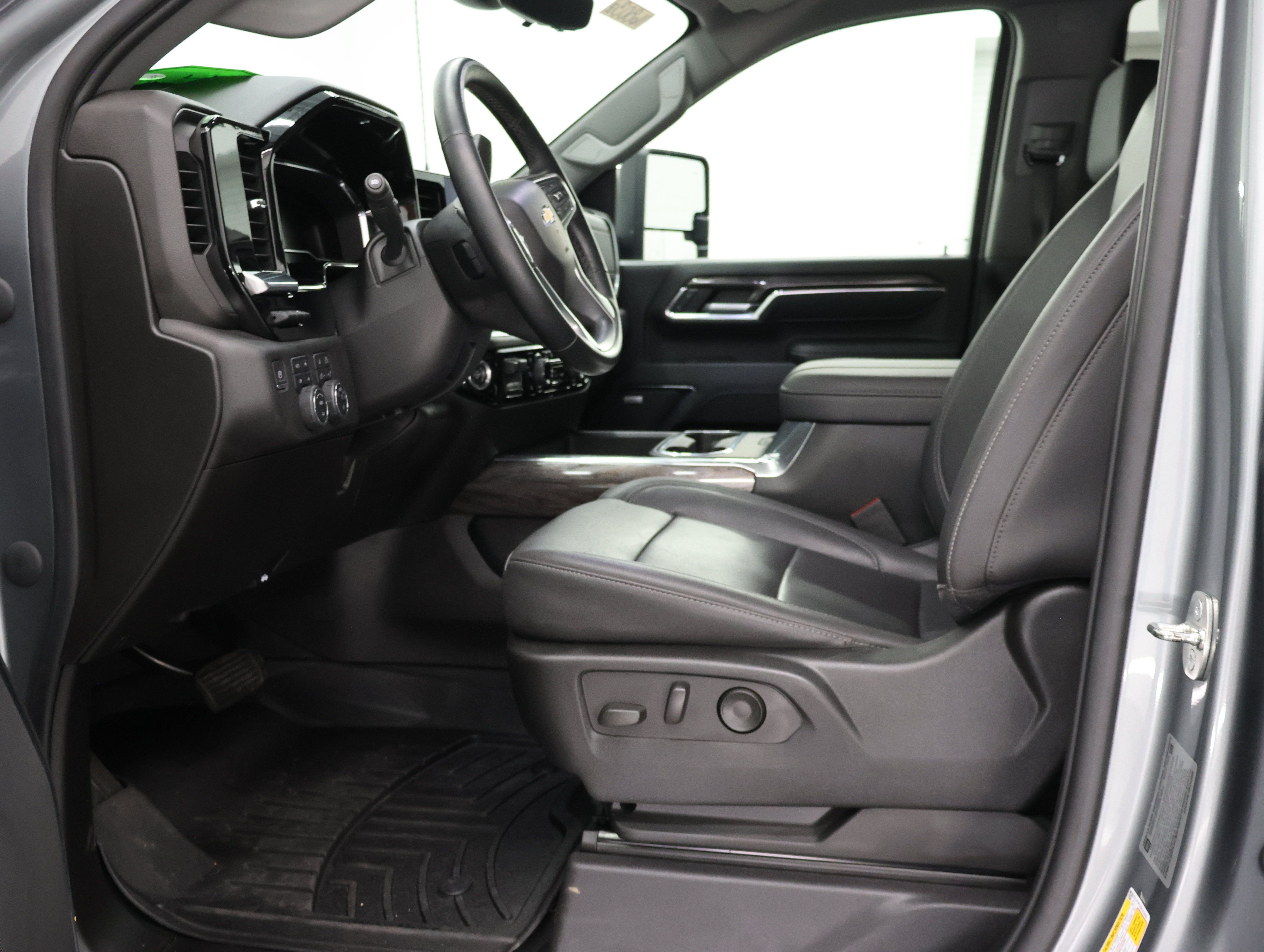 Used 2024 Chevrolet Silverado 2500 LTZ w/ LTZ Premium Package AWD/4WD image 8