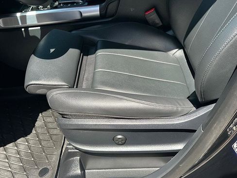 Used 2023 Mercedes-Benz GLB 250 4MATIC image 11