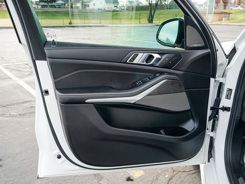 Used 2021 BMW X5 xDrive40i w/ M Sport Package image 9