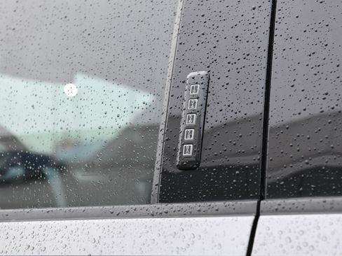 Used 2022 Ford F250 Lariat w/ Black Appearance Package image 21