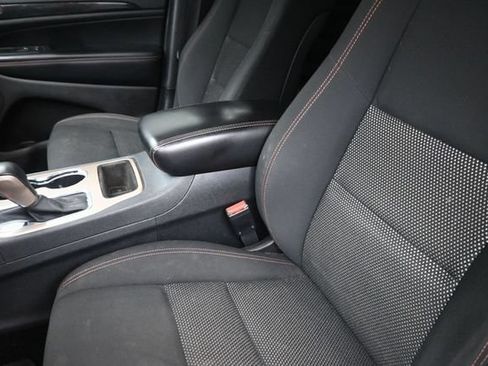 Used 2017 Jeep Grand Cherokee Laredo AWD/4WD image 18
