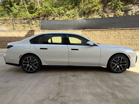 Used 2026 BMW 740i xDrive w/ Premium Package AWD/4WD image 7