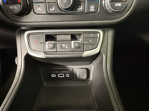 Used 2024 GMC Terrain SLT w/ Elevation Edition FWD image 23
