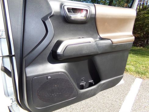 Used 2021 Toyota Tacoma Limited image 51