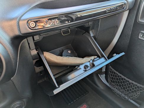 Used 2012 Jeep Wrangler Unlimited Sahara image 33