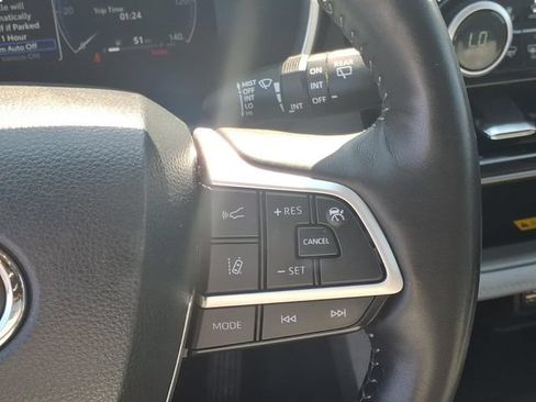 Certified 2024 Toyota Highlander Limited AWD/4WD image 11