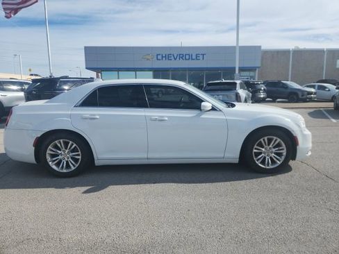Used 2021 Chrysler 300 Touring L image 6