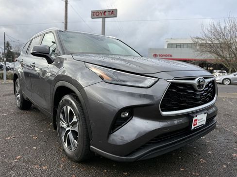 Used 2023 Toyota Highlander XLE image 2
