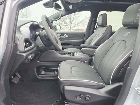 New 2026 Chrysler Pacifica Limited w/ S Appearance Package image 12