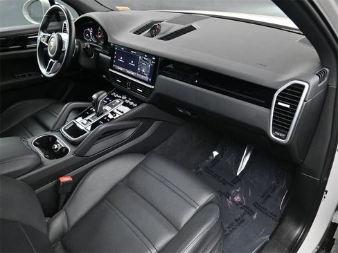 Used 2023 Porsche Cayenne Platinum Edition image 11