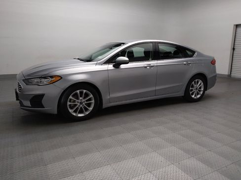 Used 2020 Ford Fusion SE image 2