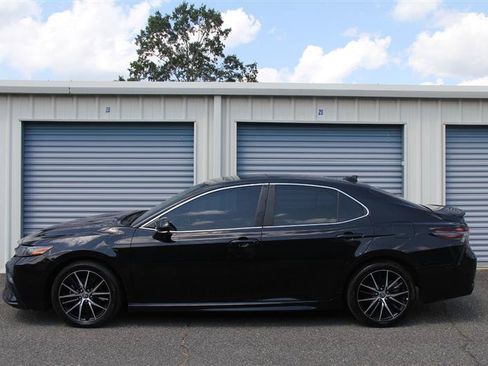 Used 2022 Toyota Camry SE w/ Cold Weather Package FWD image 9