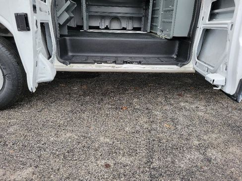 Used 2014 Chevrolet Express 2500 image 12