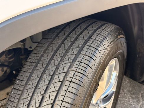 Used 2019 Jeep Cherokee Latitude Plus w/ Comfort/Convenience Group image 11