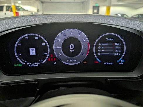 Used 2025 Porsche Cayenne image 32