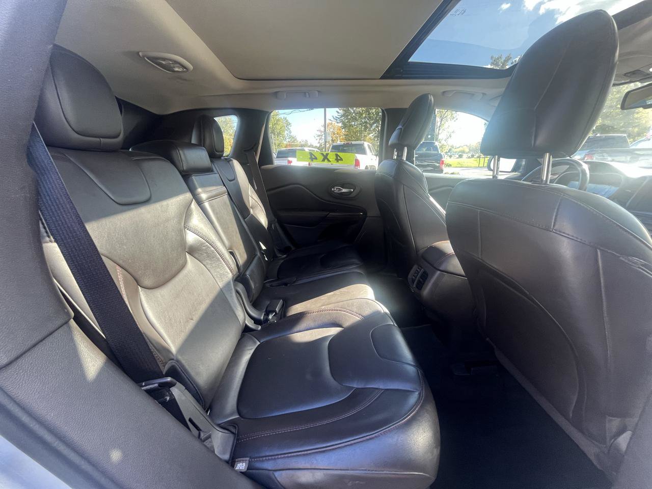 Used 2016 Jeep Cherokee Trailhawk w/ Comfort/Convenience Group AWD/4WD image 17