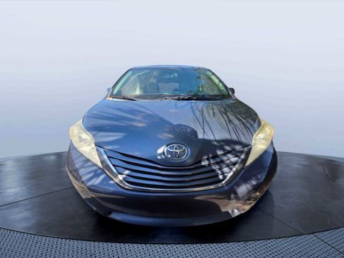 Used 2015 Toyota Sienna LE FWD image 2