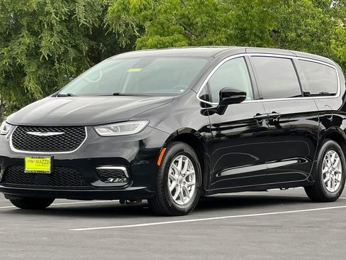 Used 2024 Chrysler Pacifica Touring-L FWD image 16