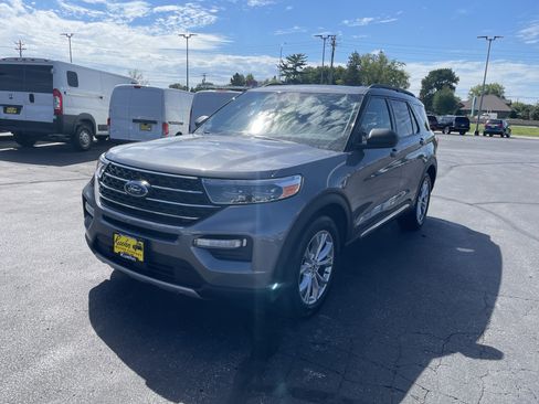 Used 2021 Ford Explorer XLT w/ Equipment Group 202A AWD/4WD image 4