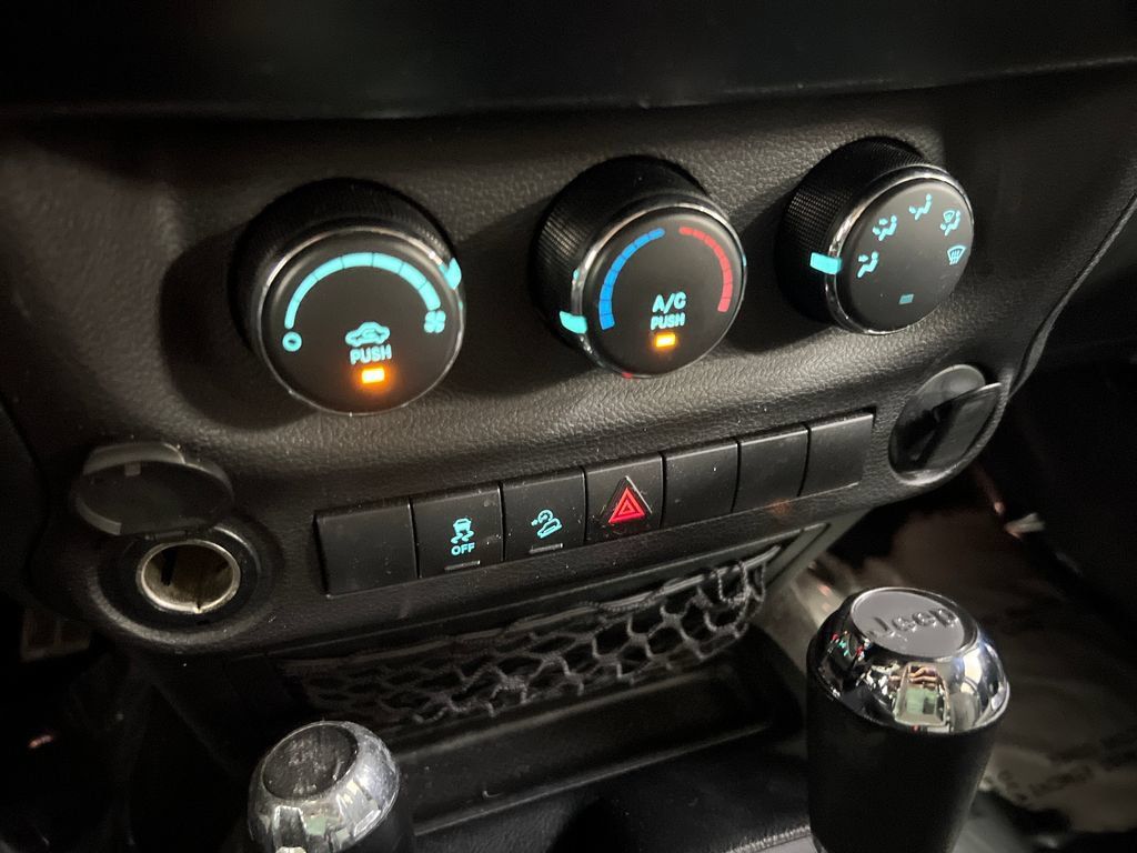 Used 2018 Jeep Wrangler Unlimited Sport w/ Connectivity Group AWD/4WD image 20