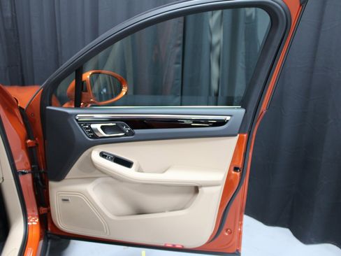 Certified 2025 Porsche Macan image 22