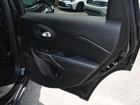 Used 2019 Jeep Cherokee Latitude Plus AWD/4WD image 18