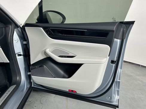 Used 2025 Porsche Macan 4S Electric image 28