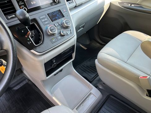 Used 2020 Toyota Sienna L FWD image 19