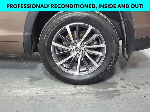 Certified 2017 Toyota Highlander XLE image 7