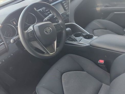 Used 2018 Toyota Camry LE image 5