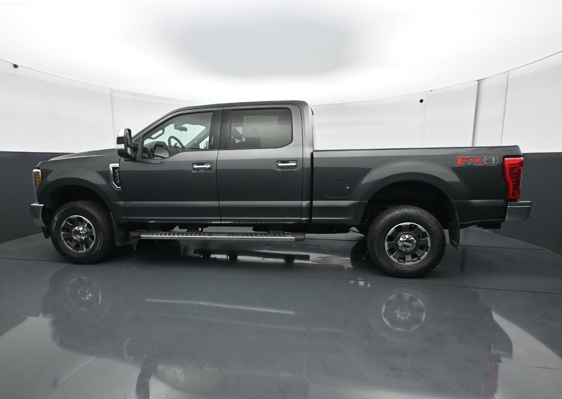 Used 2019 Ford F250 XLT w/ XLT Premium Package AWD/4WD image 3