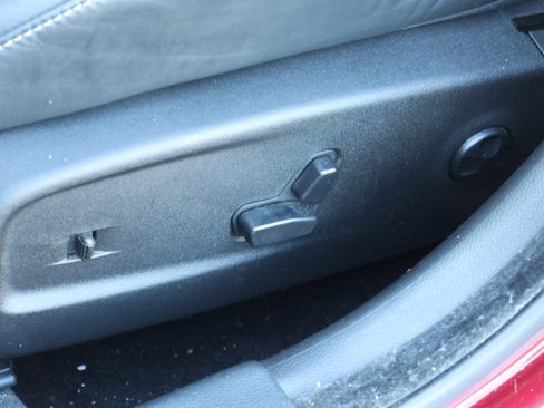 Used 2023 Chrysler 300 C image 32