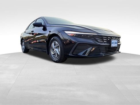 Certified 2024 Hyundai Elantra SE FWD image 1