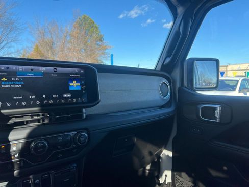 Used 2025 Jeep Wrangler Sahara image 34