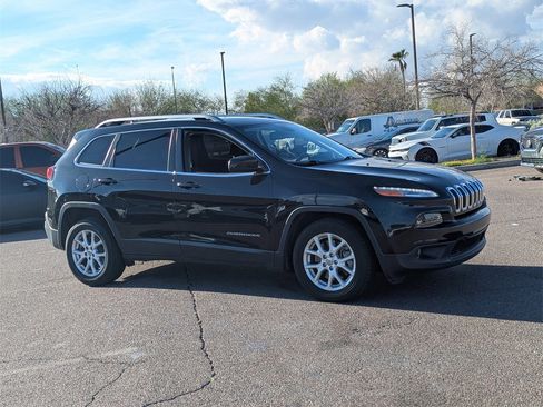Used 2016 Jeep Cherokee Latitude w/ Cold Weather Group image 10