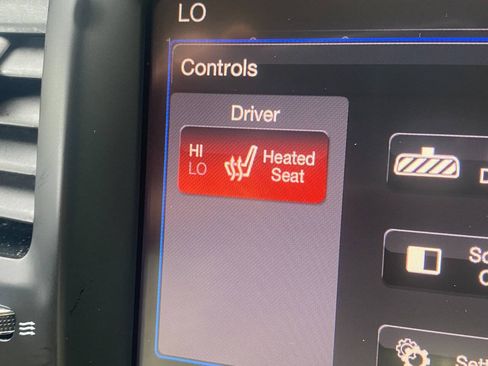 Used 2016 Chrysler 300 Limited RWD image 33