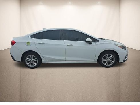 Used 2017 Chevrolet Cruze LT w/ Convenience Package image 3