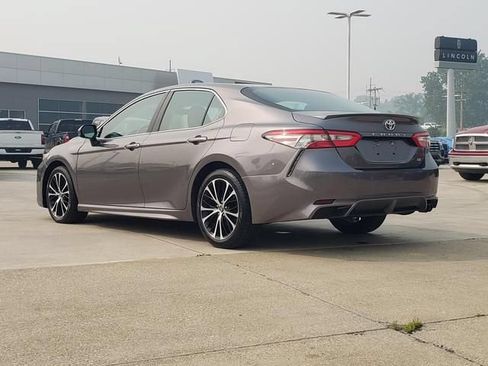 Used 2018 Toyota Camry SE FWD image 6