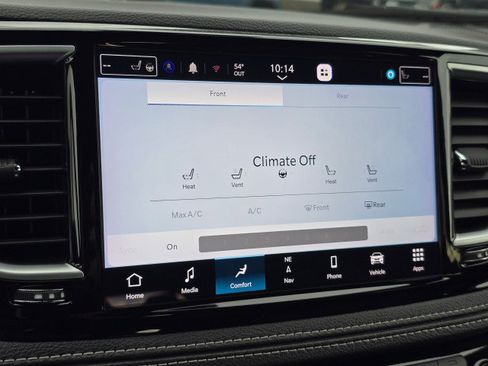 Used 2024 Chrysler Pacifica Premium image 37