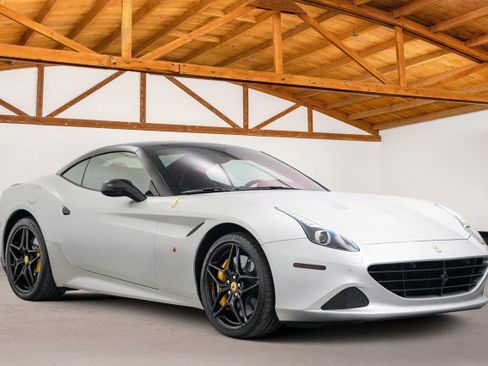 Used 2016 Ferrari California T image 8