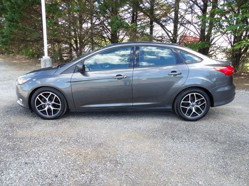 Used 2018 Ford Focus SE w/ SE Appearance Package FWD image 2