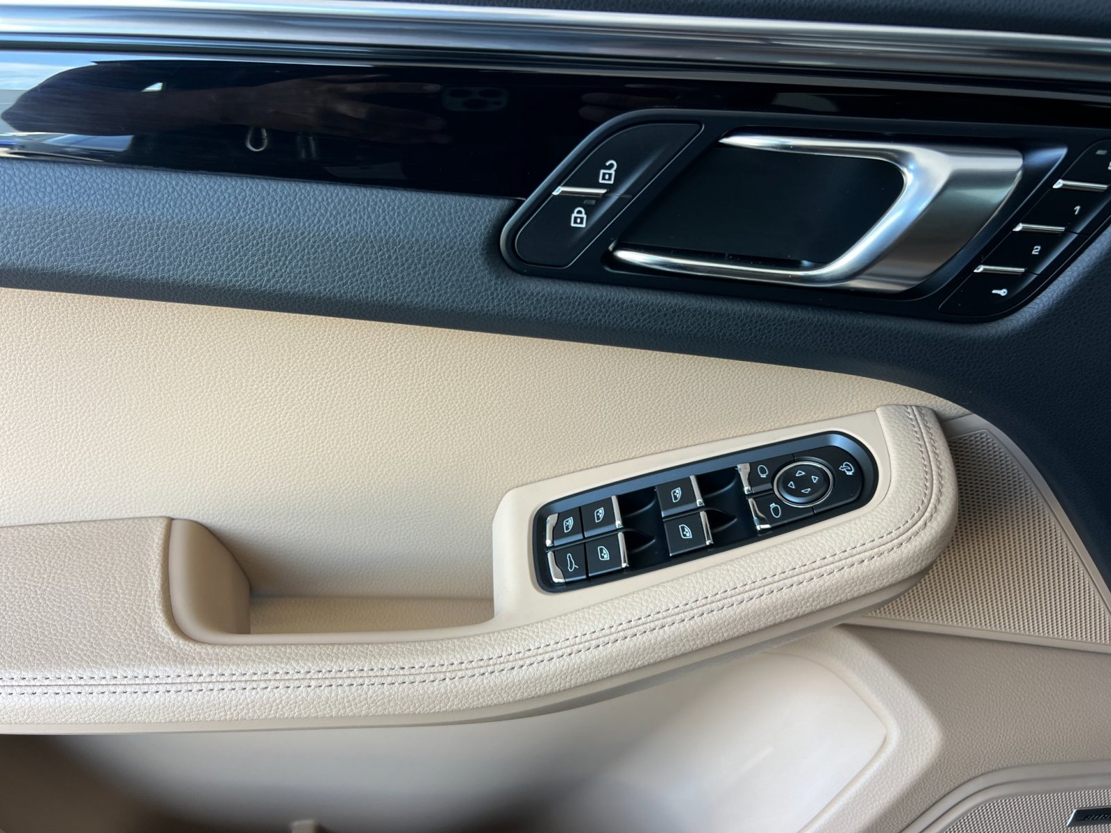 Certified 2025 Porsche Macan S AWD/4WD image 12