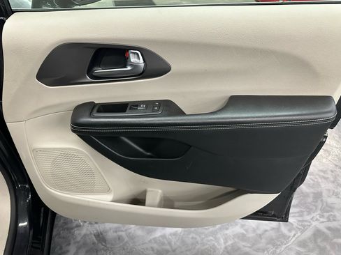 Used 2022 Chrysler Pacifica Touring-L image 14