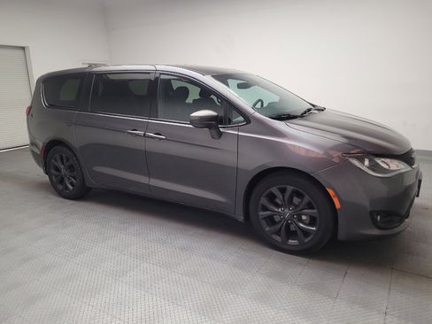 Used 2020 Chrysler Pacifica Touring w/ S Appearance Package FWD image 11
