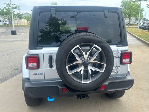 Used 2024 Jeep Wrangler Unlimited w/ Convenience Group AWD/4WD image 6