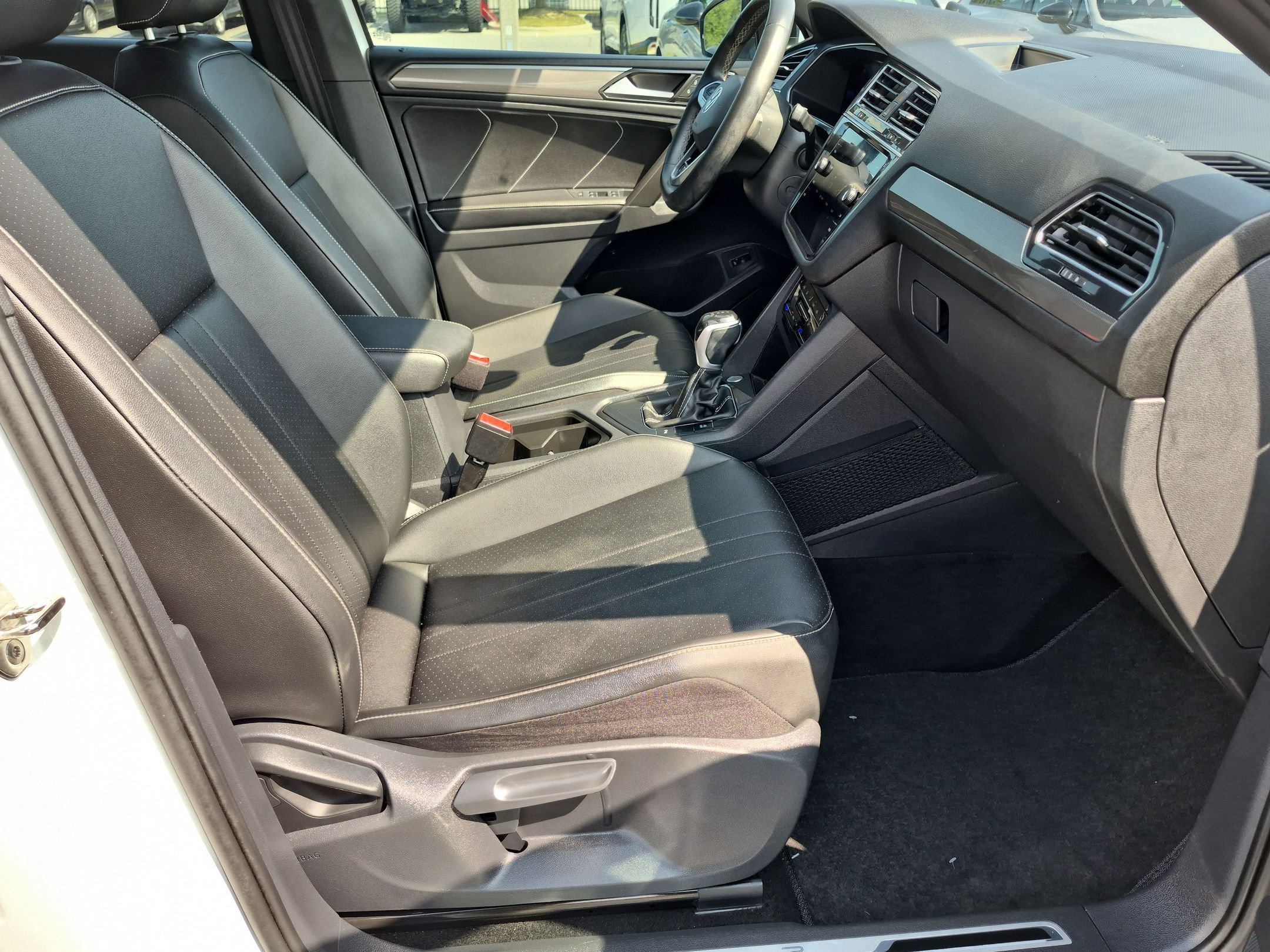 Used 2023 Volkswagen Tiguan SE R-Line FWD image 37