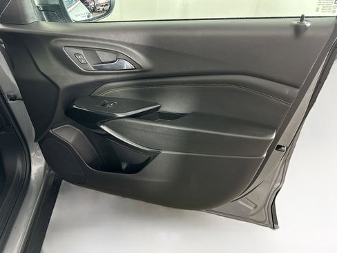 Used 2025 Chevrolet Trax LT FWD image 29