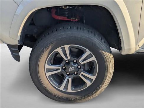 Used 2019 Toyota Tacoma TRD Sport w/ Technology Package AWD/4WD image 6