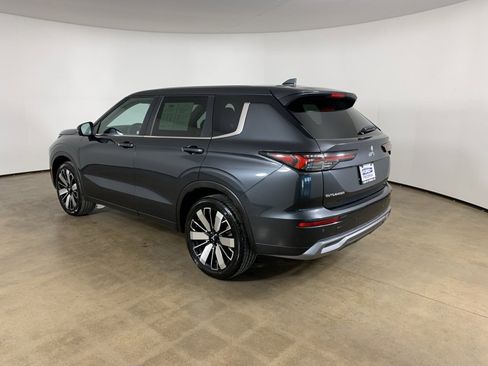 Used 2025 Mitsubishi Outlander SE image 15