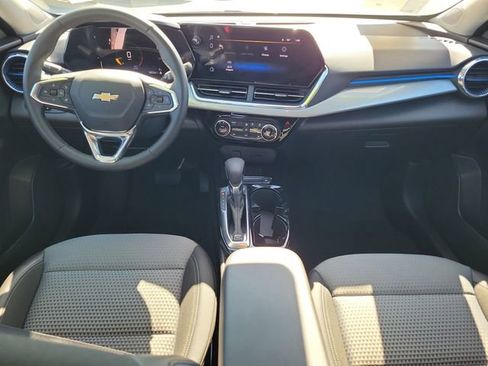 Certified 2025 Chevrolet Trax LT w/ LT Convenience Package image 11